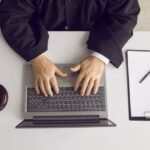 Como contratar um bom advogado usando a internet