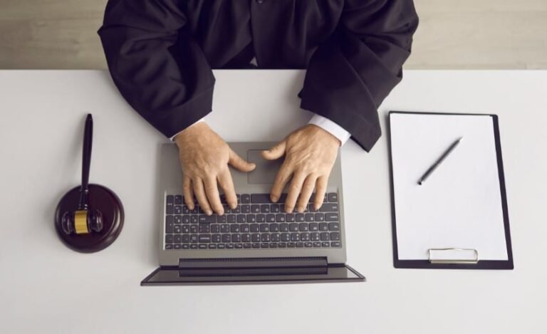 Como contratar um bom advogado usando a internet