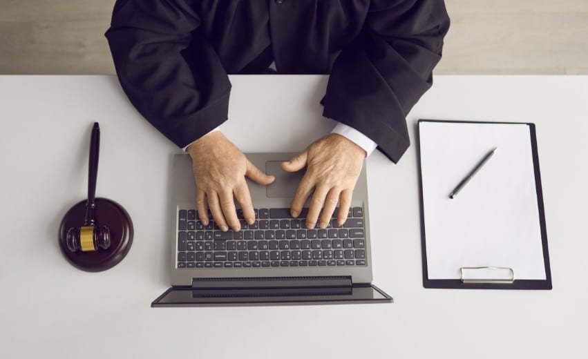 Como contratar um bom advogado usando a internet