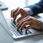 Evite golpes ao comprar carro usado com uma simples consulta veicular online